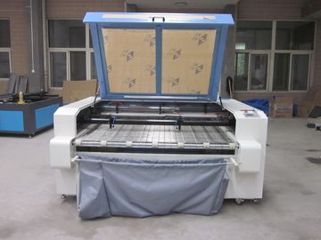 China Laser-Gewebe-Schneider CO2 Laser-Ausschnitt-Graviermaschine, Laser-Energie 100W fournisseur
