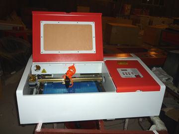 China Tischplattenlaser-Graveur-CO2-Laserstich und -Schneidemaschine für das Schnitzen des Kapitels und der künstlerischen Arbeiten fournisseur